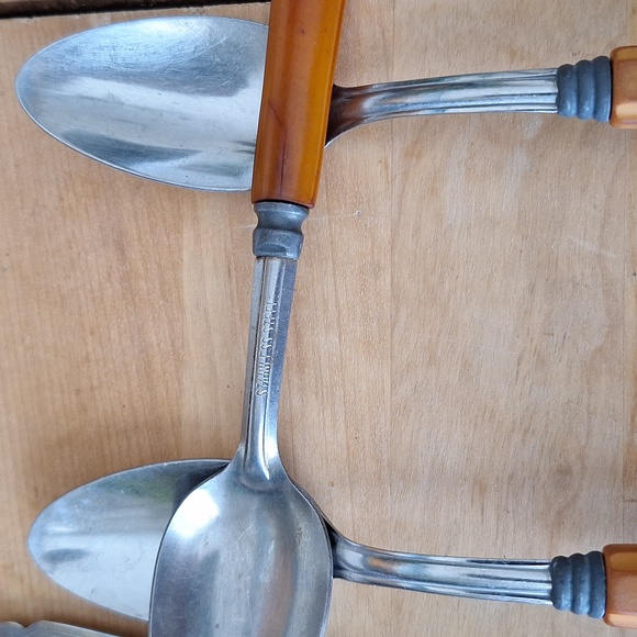 Mixed Lot of 37 Vintage Mid-Century Bakelite Utensils in Yellow-Orange. - Picture 8 of 10